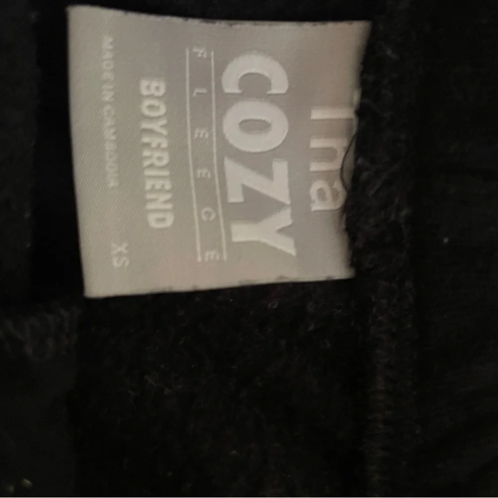 Aritzia Cozy Fleece Boyfriend Shorts in Black - Picture 4 of 6